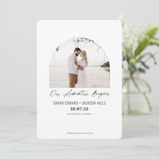 Unser Abenteuer beginnt, einfaches modernes Foto Save The Date (Stehend Vorderseite)