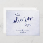 Unser Abenteuer beginnt mit der blauen typografisc Ankündigungspostkarte (Vorne/Hinten)