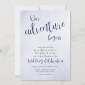 Unser Abenteuer beginnt mit der blauen typografisc Einladung (Vorderseite)