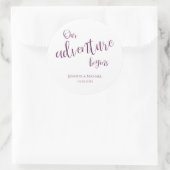 Unser Abenteuer beginnt mit der Hochzeit von Pflau Runder Aufkleber (Tasche)