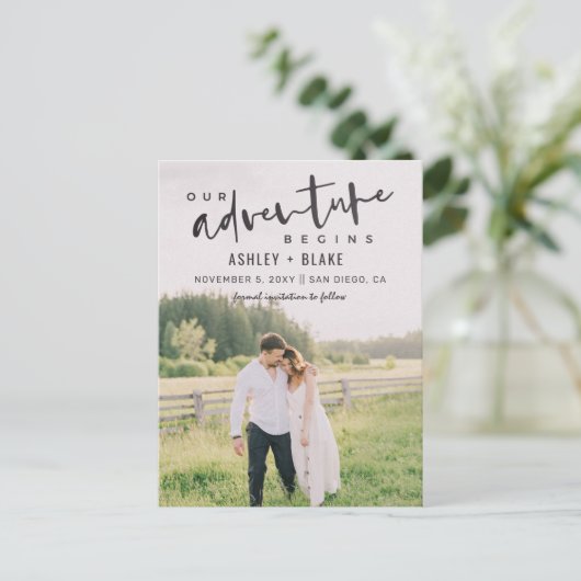 Unser Abenteuer beginnt Skript-Foto Save the Date Ankündigungspostkarte (Stehend Vorderseite)