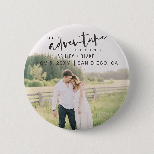Unser Abenteuer beginnt Skript-Foto Save the Date Button (Vorderseite)