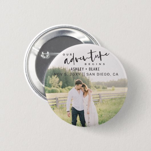 Unser Abenteuer beginnt Skript-Foto Save the Date Button (Vorne & Hinten)