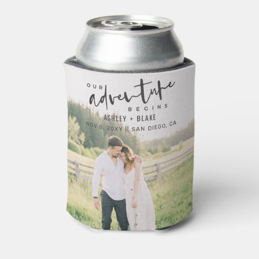 Unser Abenteuer beginnt Skript-Foto Save the Date Dosenkühler (Kanne Rückseite)