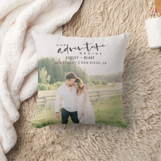 Unser Abenteuer beginnt Skript-Foto Save the Date Kissen (Decke)