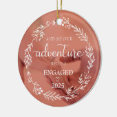 Unser Abenteuer beginnt Verlobt 2025 Keramik Ornament (Links)