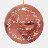 Unser Abenteuer beginnt Verlobt 2025 Keramik Ornament (Hinten)