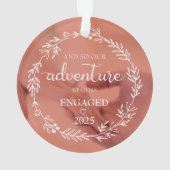 Unser Abenteuer beginnt Verlobt 2025 Ornament (Rückseite)