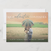 Unser Abenteuer setzt Chic Script fort Stilvolles Save The Date (Vorderseite)