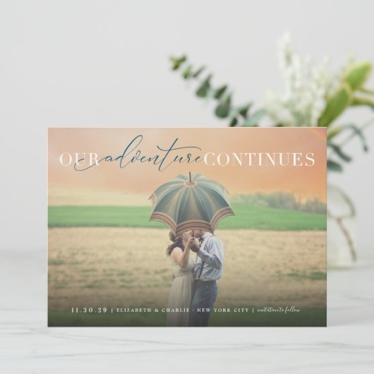 Unser Abenteuer setzt Chic Script fort Stilvolles Save The Date (Stehend Vorderseite)