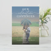 Unser Adventure setzt das Chic Classic Script-Foto Save The Date (Stehend Vorderseite)