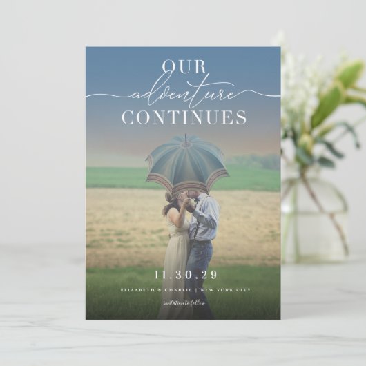 Unser Adventure setzt das Chic Classic Script-Foto Save The Date (Stehend Vorderseite)