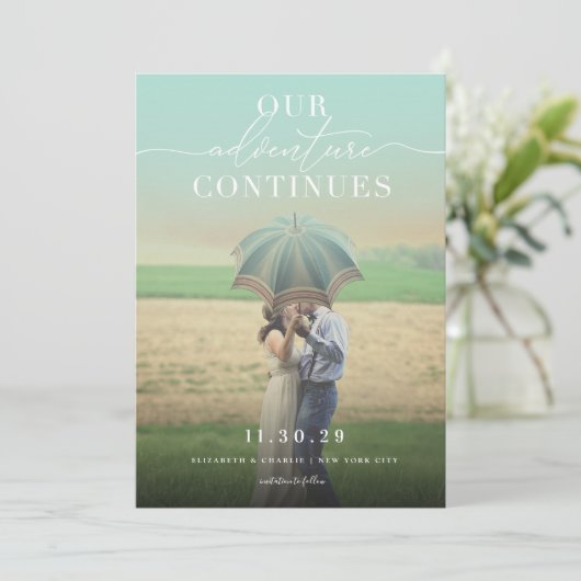 Unser Adventure setzt das Chic Classic Script-Foto Save The Date (Stehend Vorderseite)