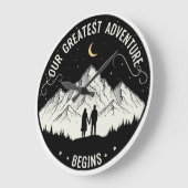 Unser Bestes Abenteuer beginnt | Rustikale Bergket Große Wanduhr (Winkel)