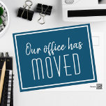 Unser Büro hat das einfache Blue White Business ve Postkarte<br><div class="desc">Wir haben eine neue Adresse,  die Postkarten für ein modernes Business oder schicke Unternehmen,  die ihre Kunden an einem neuen Standort aktualisieren möchten,  verschieben kann. Unser Büro ist umgezogen. Klassische,  minimalistische Typografie auf schlichten blauen und weißen Karten für Ihr Unternehmen. Passen Sie die Adressenänderung auf der Rückseite an.</div>