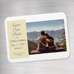 Unser Datum, Ihr Foto und Ihre Informationen geret Magnet<br><div class="desc">Ankündigen Sie Ihr Hochzeitstag mit einem Rett Our Date (oder, Save the Date) Magnet Card. Alle Artikel sind anpassbar. Benutzen Sie Ihr eigenes Foto, Datum, Namen, Stadt und Staat. Schickt zu Verwandten und Freunden. Diese Magnetkarte hält sich als Erinnerung Ihres besonderen Tages an einem Kühlschrank und kann als Keepsake behalten...</div>