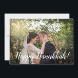 Unser erstes Hanukkah-Foto Feiertagskarte<br><div class="desc">Diese wunderbare Karte mit "Happy Hanukkah!" in weißem Druck auf der Vorderseite und den Worten: "Unsere 1. Hanukka so voll von Liebe, Glück und Freude, von oben geschickt! Sende Wünsche für Gesundheit und Frieden, Liebe und Segnungen, die nie aufhören! "Light & Liebe!" auf der Rückseite ist perfekt für jedes Paar,...</div>