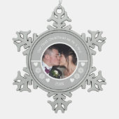 Unser erstes Jahr als Mr. und Mrs. Foto Jahr grau  Schneeflocken Zinn-Ornament (Vorderseite)