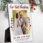 Unser erstes verheiratetes Foto zu Weihnachten Fotoplatte<br><div class="desc">Verheiratetes Ehepaar ist die erste Weihnachtsfeier als Mr. und Mrs. Einmalige Sake-Plakette mit den Ästen der roten Beeren,  dem eigenen Foto und dem roten,  modernen Schriftzeichen.           Kann ein schönes Geschenk für Neuvermählte sein.</div>