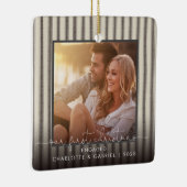 Unser erstes Verlobtes Foto in einem modernen Baue Keramikornament (Rechts)