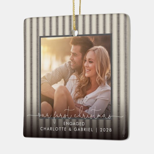 Unser erstes Verlobtes Foto in einem modernen Baue Keramikornament (Links)