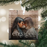 Unser erstes Verlobtes Personalisiertes Foto zu We Ornament Aus Glas<br><div class="desc">Dieses wunderschöne Glasschmuck ist ein eleganter Pfeiler Ihres Verlobung-Jahres und präsentiert ein beliebtes Foto mit "unserem ersten Weihnachtsfest verlobt" in weißer Schrift mit Sternenhimmel. Personalisieren Sie Ihre Initialen und das Jahr.</div>