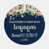 Unser erstes Verlobtes Personalisiertes Weihnachts Ornament Aus Glas (Rückseite)