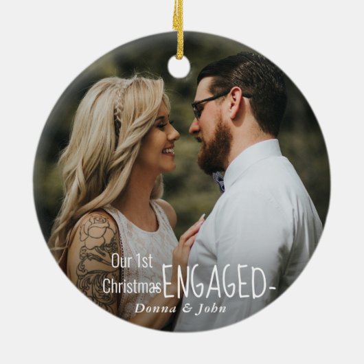 Unser erstes Verlobtes Weihnachtsskript Elegantes Keramik Ornament (Hinten)