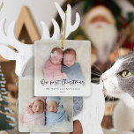 Unser erstes Weihnachten 2 Fotos Script Twin Baby Keramikornament<br><div class="desc">Unsere ersten Weihnachten 2 Fotos Script Twin Baby Names and Year. Großartiges Geschenk. Ein spielerisches Set-Skript für "Unsere ersten Weihnachten" und einfach zu personalisieren mit den Namen Ihrer Babys und das Jahr und ersetzen Sie die Fotos der Probe auf jeder Seite mit Ihren eigenen Favoriten. Auf der Vorderseite befindet sich...</div>