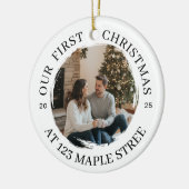 Unser erstes Weihnachten bei New Address - Round F Keramik Ornament (Links)