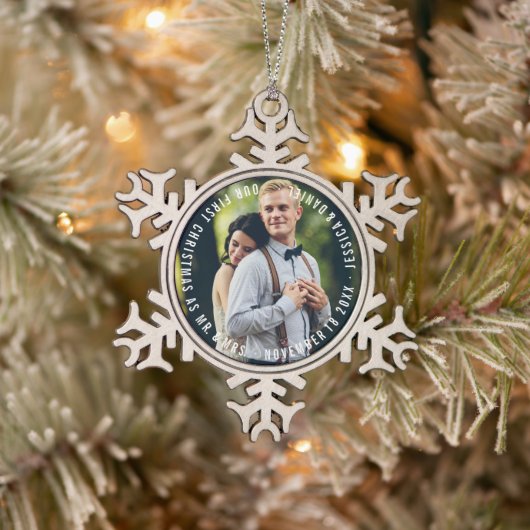 "Unser erstes Weihnachten" Newlyweds Foto Schneeflocken Zinn-Ornament (Baum)