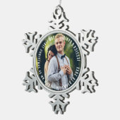 "Unser erstes Weihnachten" Newlyweds Foto Schneeflocken Zinn-Ornament (Rechts)