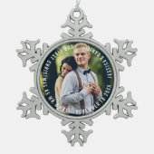 "Unser erstes Weihnachten" Newlyweds Foto Schneeflocken Zinn-Ornament (Vorderseite)