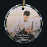 Unser erstes Weihnachten Verheiratet zwei Fotos Go Keramik Ornament<br><div class="desc">Lassen Sie sich von der Magie Ihres ersten Weihnachtsgeschehens verzaubern und genießen Sie unsere maßgeschneiderte Foto-Verzierung! Dieses elegante Ornament, das Ihre wertvollen Erinnerungen perfekt einfängt, wird zu einem Erbstück und erinnert Sie an das besondere Jahr, in dem Sie den Urlaub als Paar feiern. Mit seinem zeitlosen Design und einer Touch...</div>