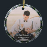 Unser erstes Weihnachten Verheiratet zwei Fotos Go Keramik Ornament<br><div class="desc">Lassen Sie sich von der Magie Ihres ersten Weihnachtsgeschehens verzaubern und genießen Sie unsere maßgeschneiderte Foto-Verzierung! Dieses elegante Ornament, das Ihre wertvollen Erinnerungen perfekt einfängt, wird zu einem Erbstück und erinnert Sie an das besondere Jahr, in dem Sie den Urlaub als Paar feiern. Mit seinem zeitlosen Design und einer Touch...</div>