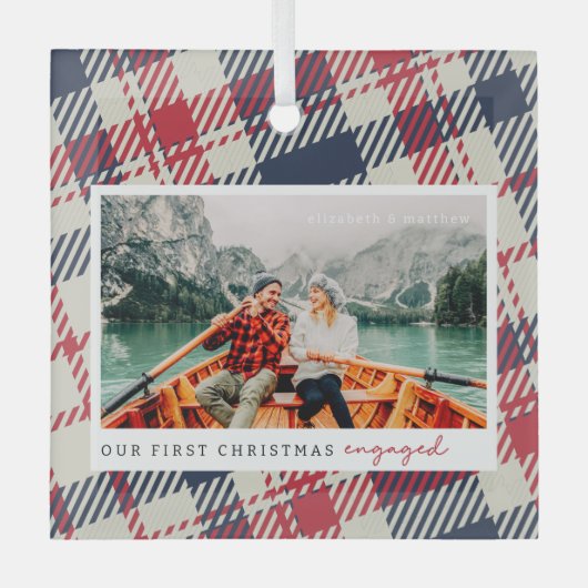 Unser erstes Weihnachten Verlobt Modernes Karierte Ornament Aus Glas (Vorderseite)