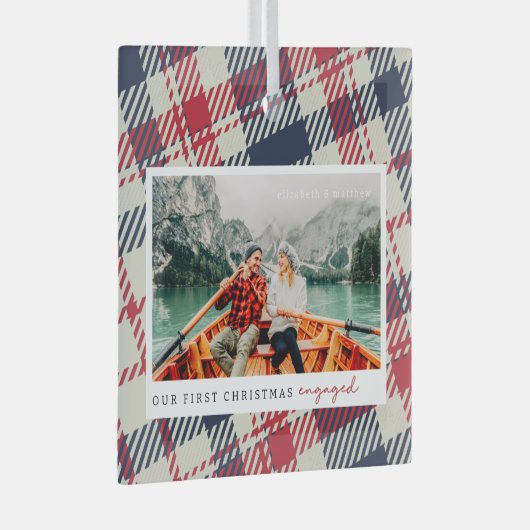 Unser erstes Weihnachten Verlobt Modernes Karierte Ornament Aus Glas (Vorderseite Rechts)