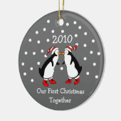 Unser erstes Weihnachten zusammen 2010 (Pinguine) Keramikornament (Links)