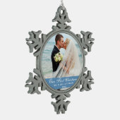 Unser erstes Weihnachts-Blue-Wedding-Foto Schneeflocken Zinn-Ornament (Links)