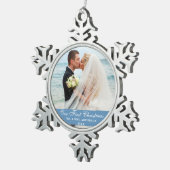 Unser erstes Weihnachts-Blue-Wedding-Foto Schneeflocken Zinn-Ornament (Rechts)