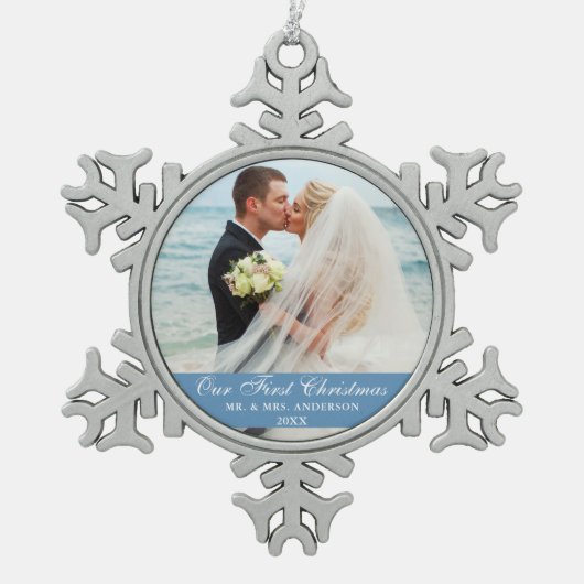 Unser erstes Weihnachts-Blue-Wedding-Foto Schneeflocken Zinn-Ornament (Vorderseite)