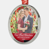 Unser erstes Weihnachts-Coupé-Foto Red Ornament Aus Metall (Links)