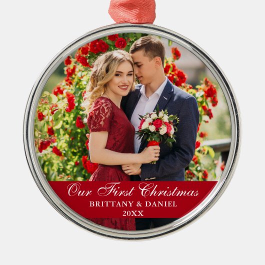Unser erstes Weihnachts-Coupé-Foto Red Ornament Aus Metall (Vorne)