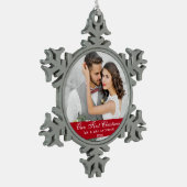 Unser erstes Weihnachts-Coupé-Foto Red Schneeflocken Zinn-Ornament (Links)