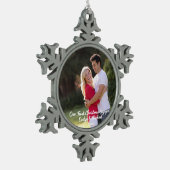 Unser erstes Weihnachts-Coupé-Foto Schneeflocken Zinn-Ornament (Links)