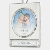 Unser erstes Weihnachts-Foto Overlay Twin Names Ye Banner-Ornament Silber (Links)