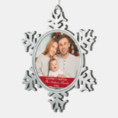 Unser erstes Weihnachts-Foto Rot Schneeflocken Zinn-Ornament (Rechts)