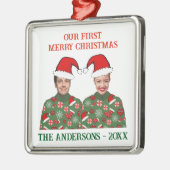 Unser erstes Weihnachts-Funny-Foto Ugly Sweater Ornament Aus Metall (Links)