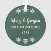 Unser erstes Weihnachts-Grün-Schneeflocken-Foto Ornament (Rückseite)