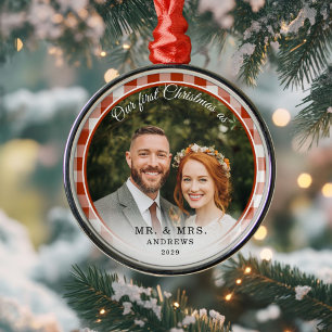 Unser erstes Weihnachts-Mr. & Mrs. Foto Red Gingha Ornament Aus Metall